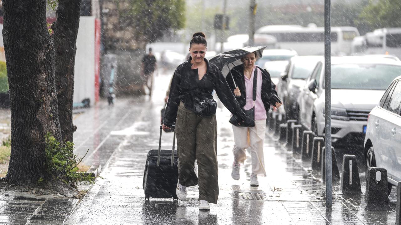 İstanbul sağanağa teslim: Alt geçitleri su bastı, trafik kilitlendi