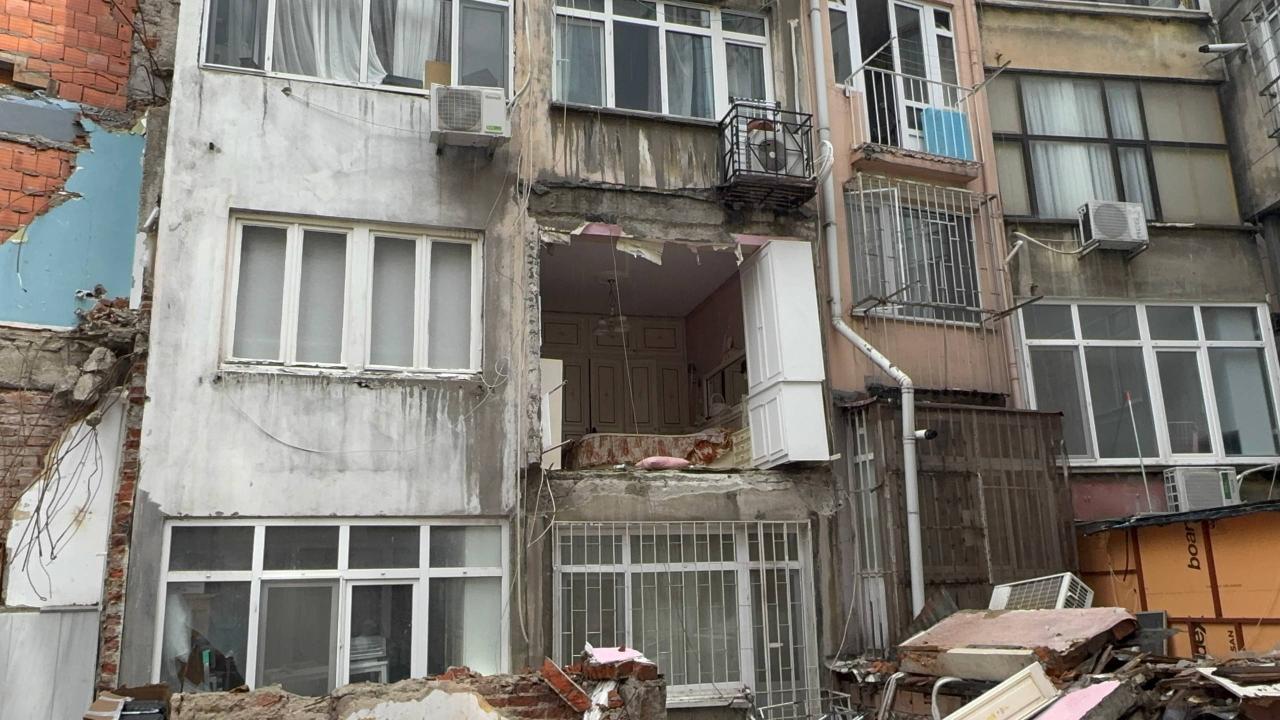 Deprem oldu zannetiler, odanın duvarı yıkıldı