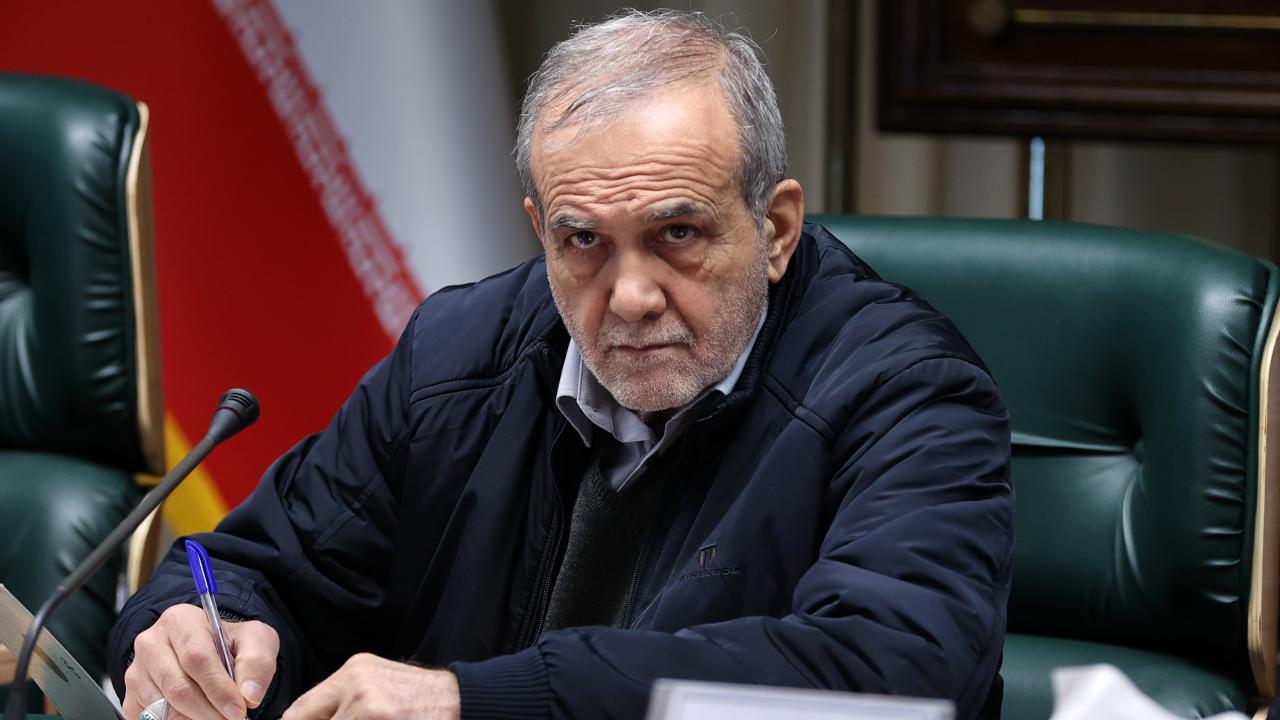 İran Cumhurbaşkanı'ndan ABD saldırılarında hasar gören altyapının yeniden inşa edilmesi talimatı