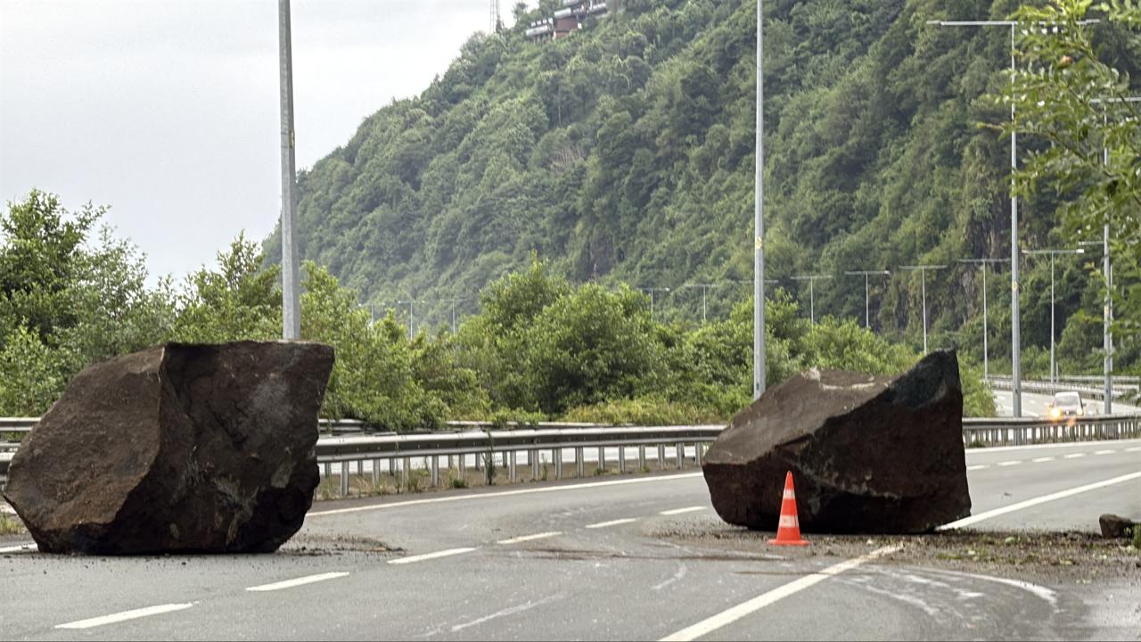 Rize'de yamaçtan kopan kaya parçaları yola düştü