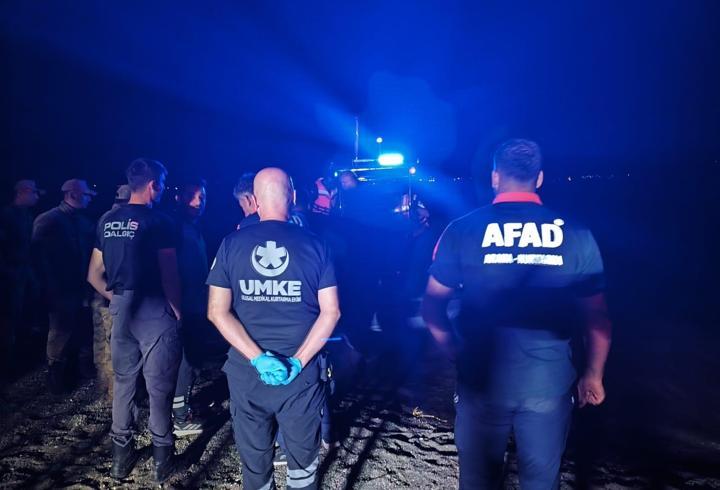 Hazar Gölü’ne giren genç boğuldu