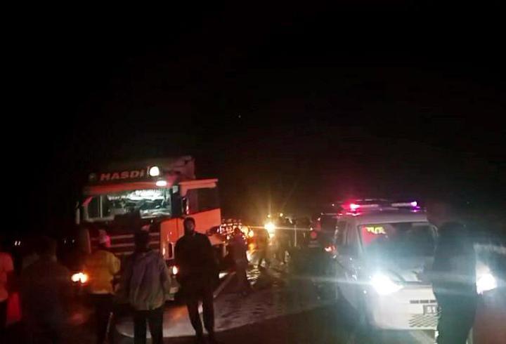 Niğde- Kayseri yolunda traktörle çarpışan kamyonet alev aldı: 3 yaralı
