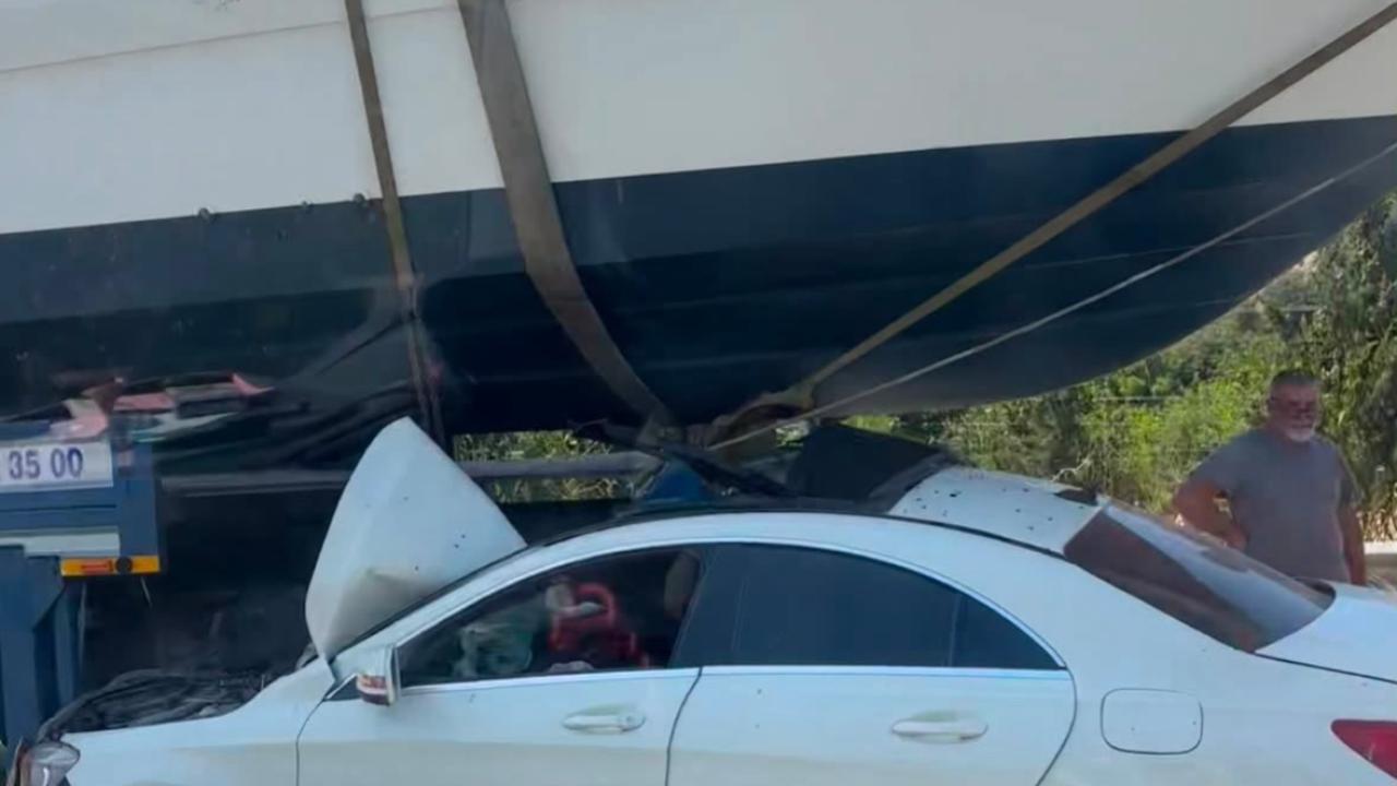 İzmirde seyir halindeki otomobil tekneye çarptı