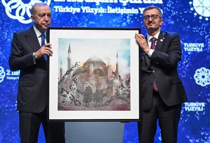 Cumhurbaşkanı Erdoğan'a Ayasofya tablosu hediye edildi