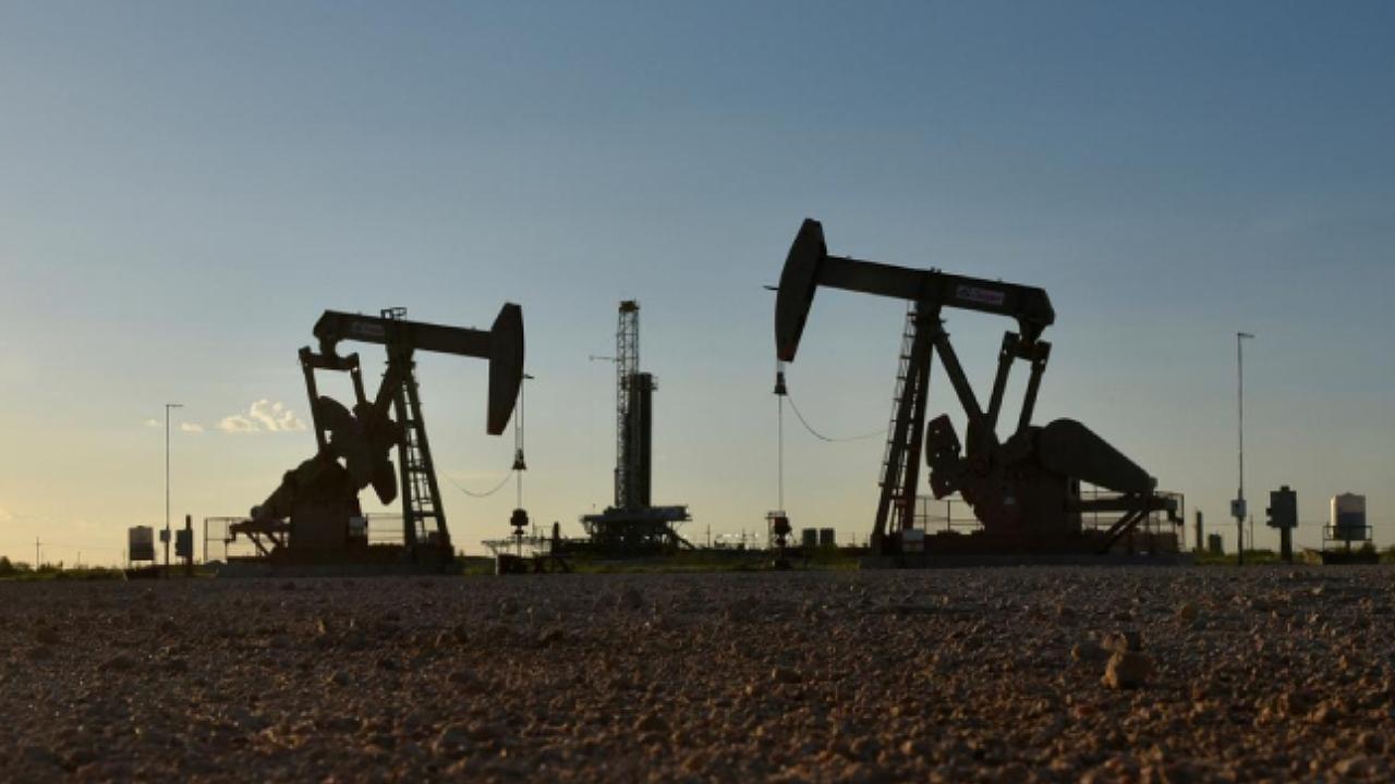 Brent petrol, jeopolitik risklerin azalmasıyla yüzde 5'ten fazla düştü