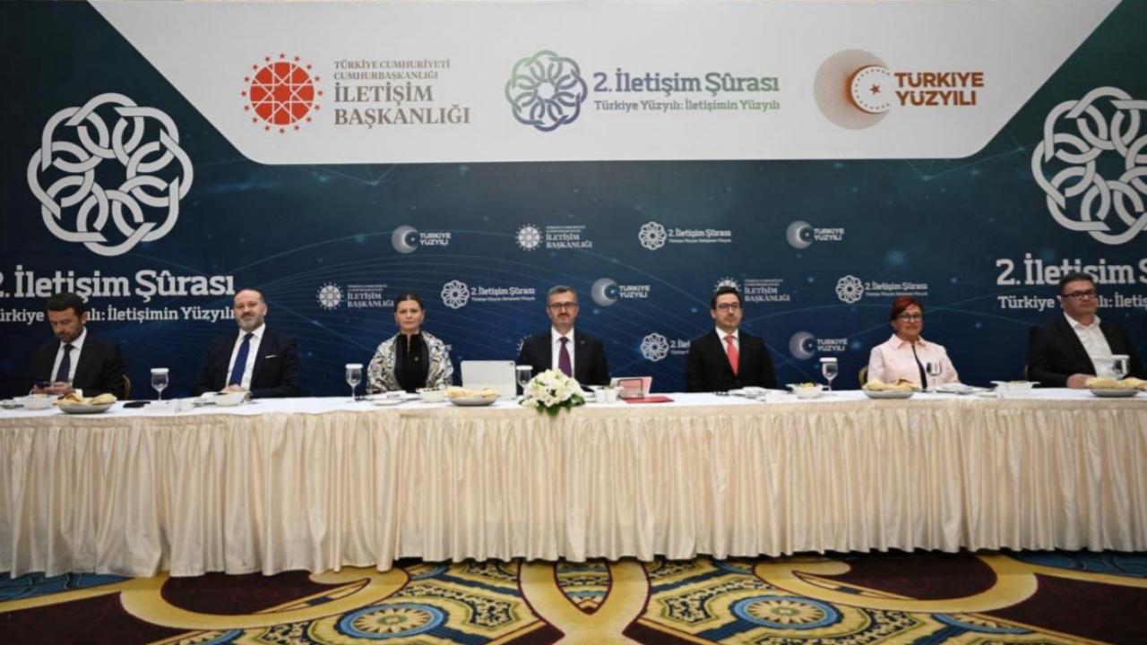 İletişim Başkanı Duran, iletişim fakültelerinin dekan ve öğretim üyeleriyle bir araya geldi