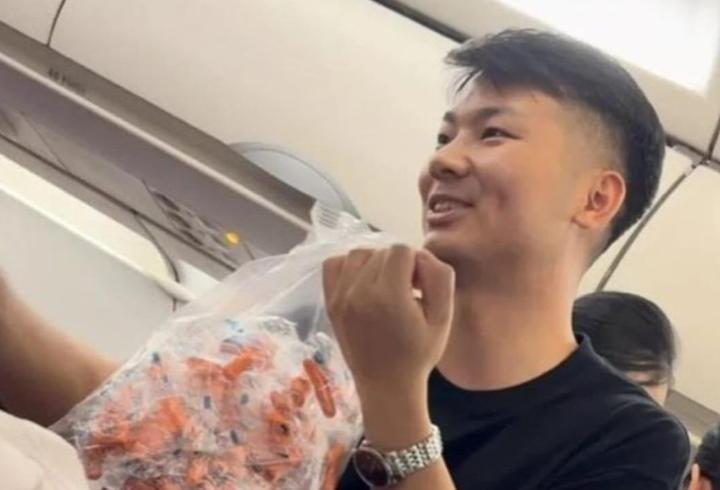 Uçaktaki yolcuları şaşırtan hareket: "Bebeğim ağlayabilir" diyerek kulak tıkacı dağıttı