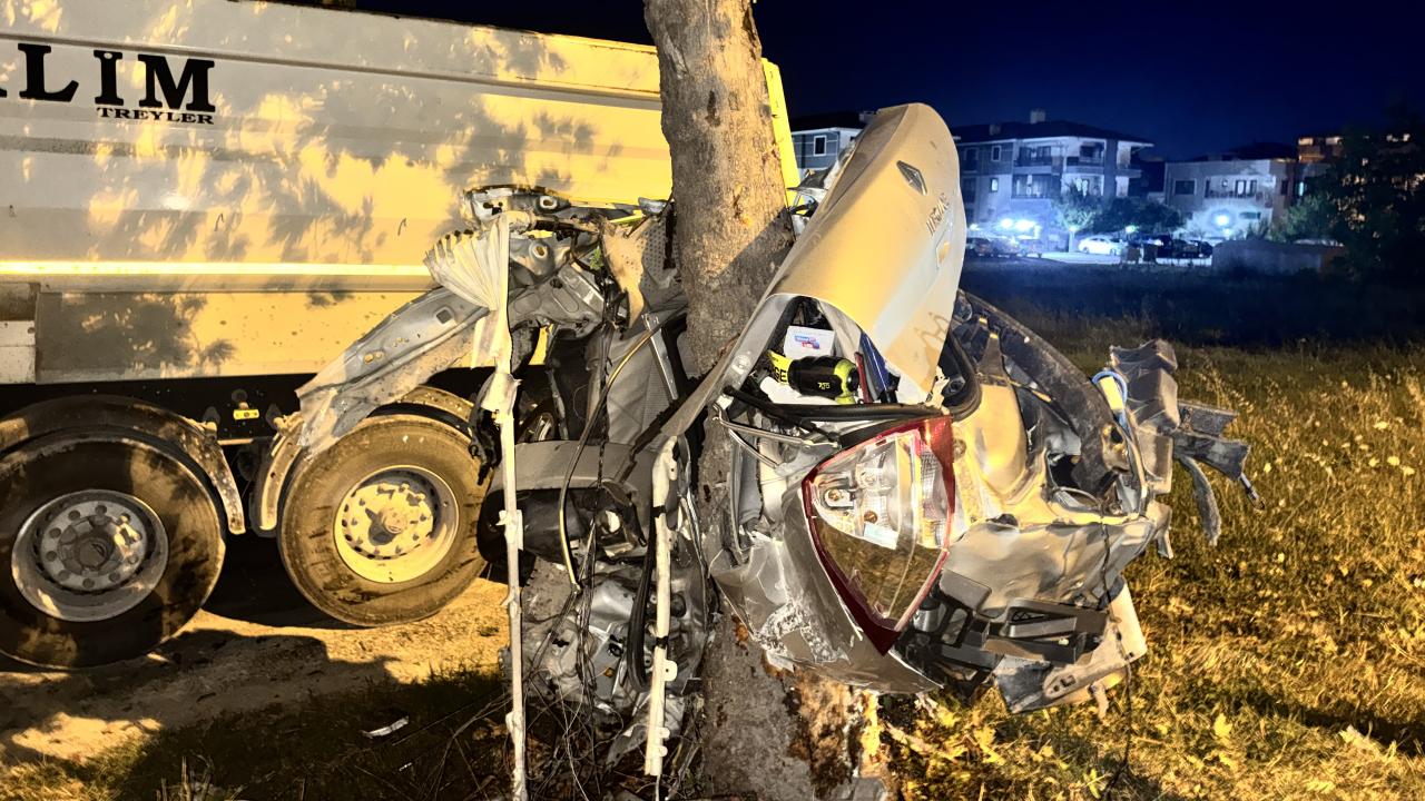 Sakarya'da ağaca çarpan otomobil ikiye ayrıldı