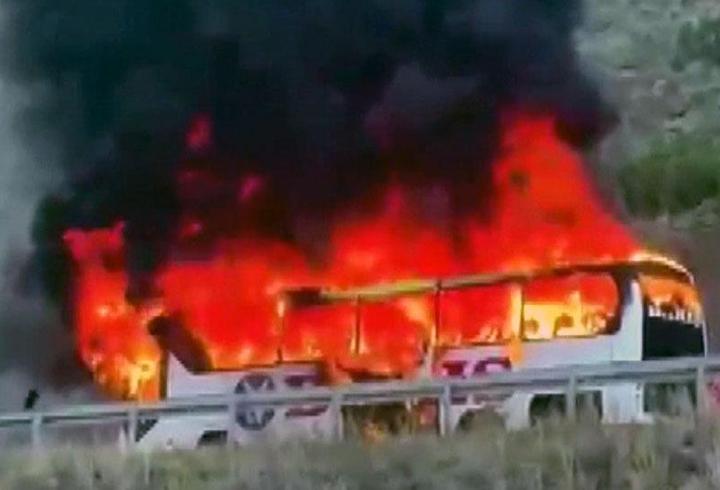 Erzincan’da yolcu otobüsü alev alev yandı