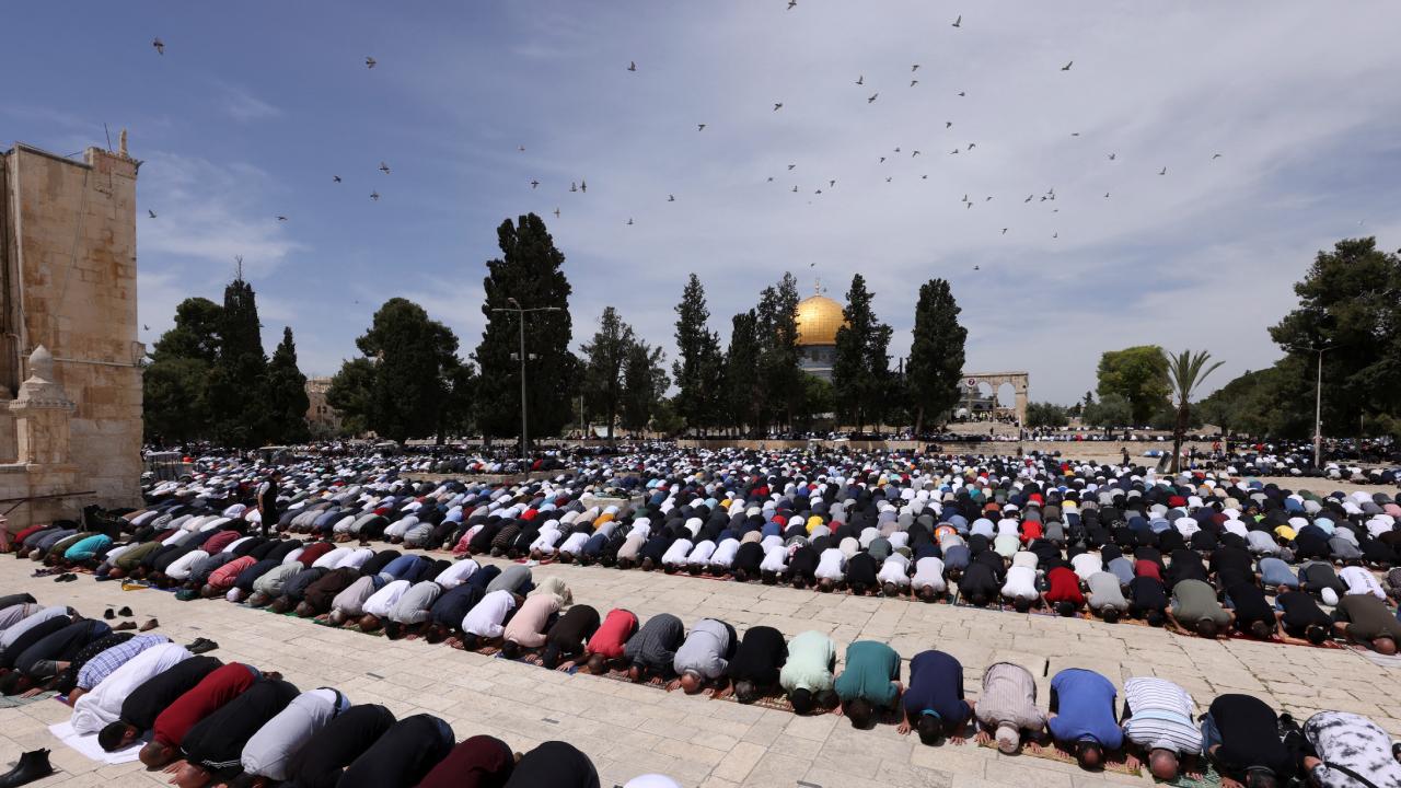 On binlerce Filistinli Mescidi Aksada cuma namazı kıldı