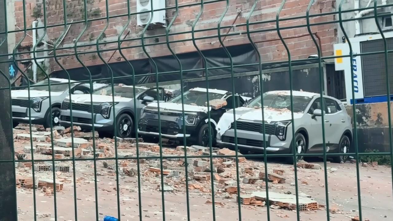 Kağıthane'de duvar çöktü: 12 sıfır kilometre araç hasar gördü