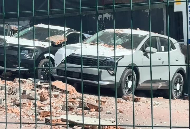 Sıfır araçların üzerine duvar çöktü: 30 milyon TL zarar var