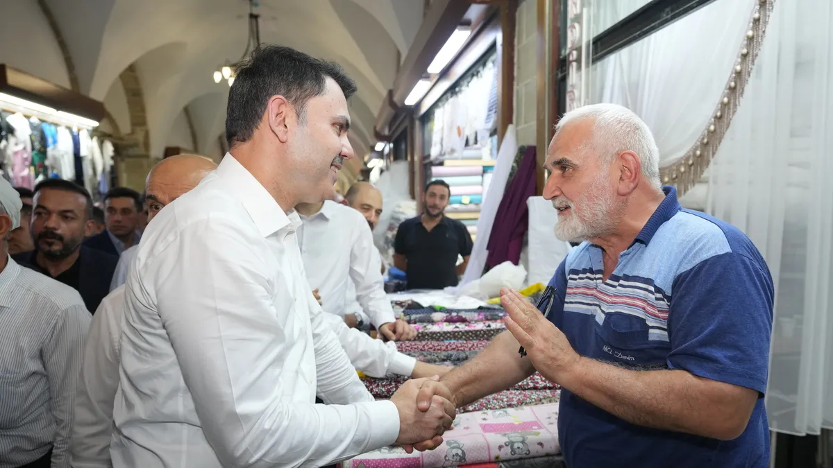 Bakan Kurum'a Kapalıçarşı esnafından anlamlı hediye: Devletin bütün gücünü hissettik