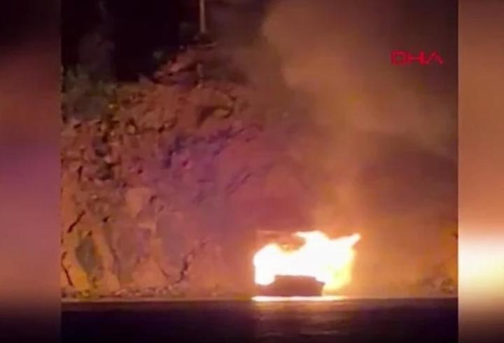 Antalya'da koyda demirli tur teknesi yandı