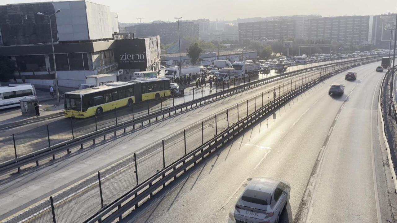 Küçükçekmece D100'de otomobil, İETT otobüsüne çarptı: 3 ölü