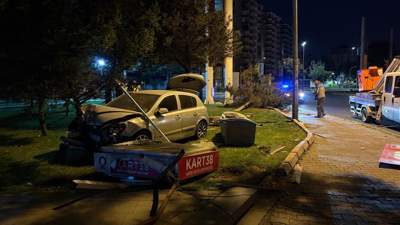 Otomobil önce ağacı ikiye böldü, ardından parka daldı