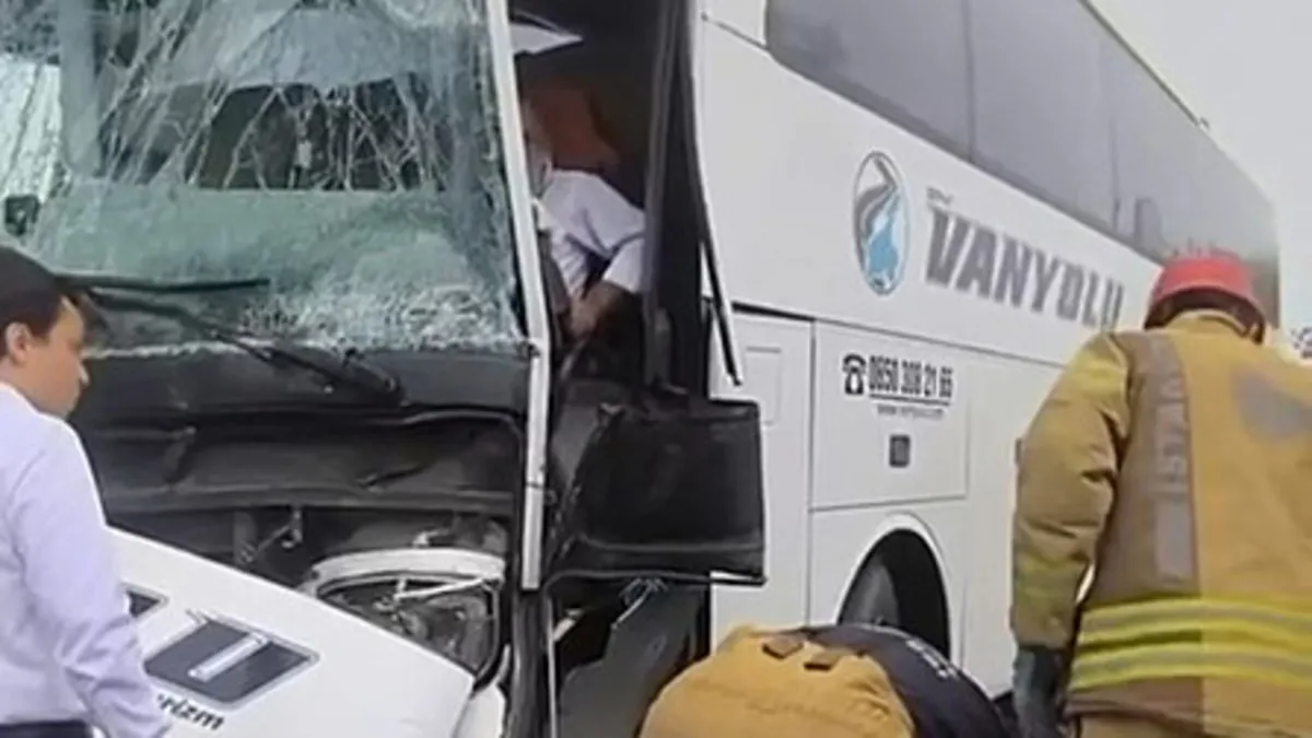SON DAKİKA | Arnavutköy'de feci kaza: Yolcu otobüsü İETT'ye çarptı!