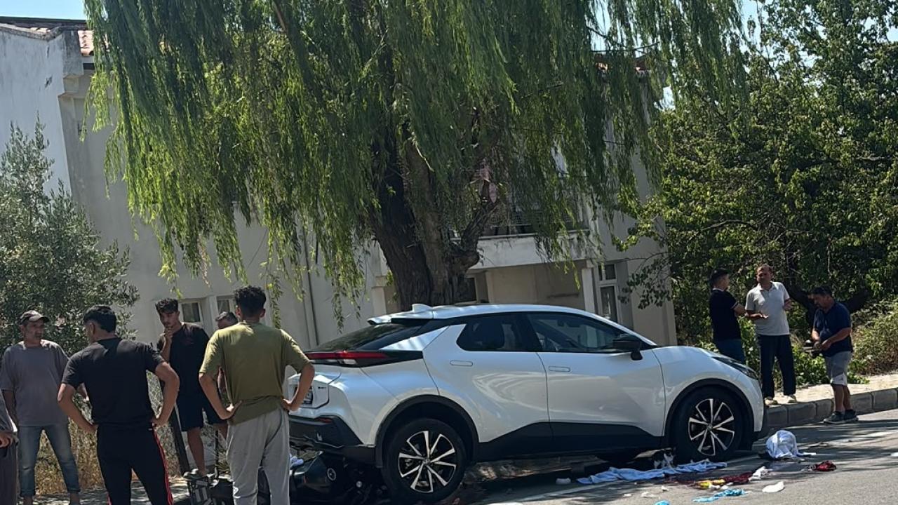 Gökçeada'da park halindeki otomobile çarpan motosikletteki 2 kişi öldü