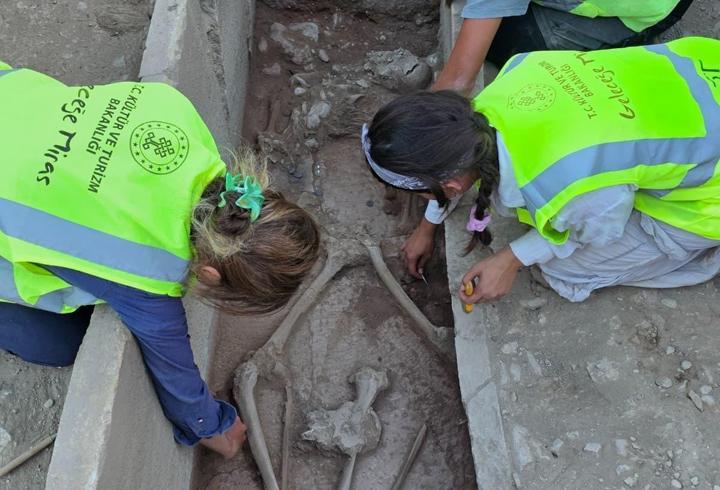 Aspendos'ta 2 bin 400 yıllık güreşçi mezarı keşfedildi