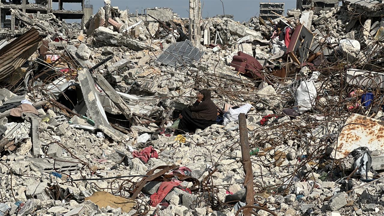 Gazze'de katil İsrail saldırısında yıkılan evin enkazından 13 Filistinlinin cenazesi çıkarılıyor