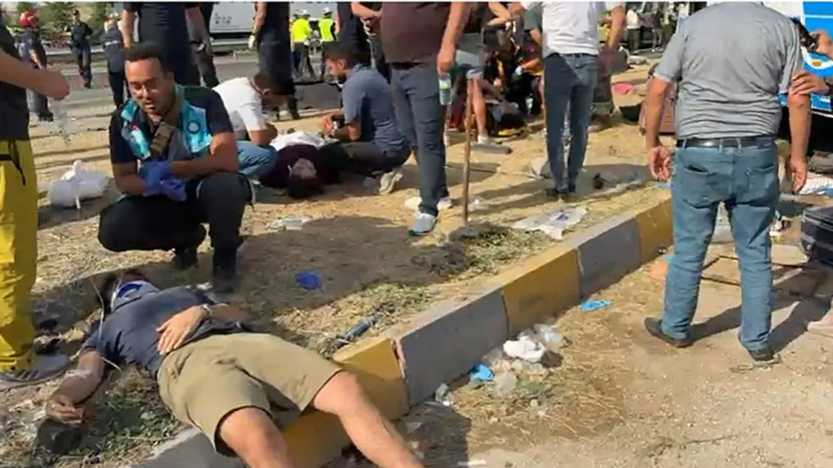 Ankara'da feci kaza: 2 ölü, 25 yaralı!