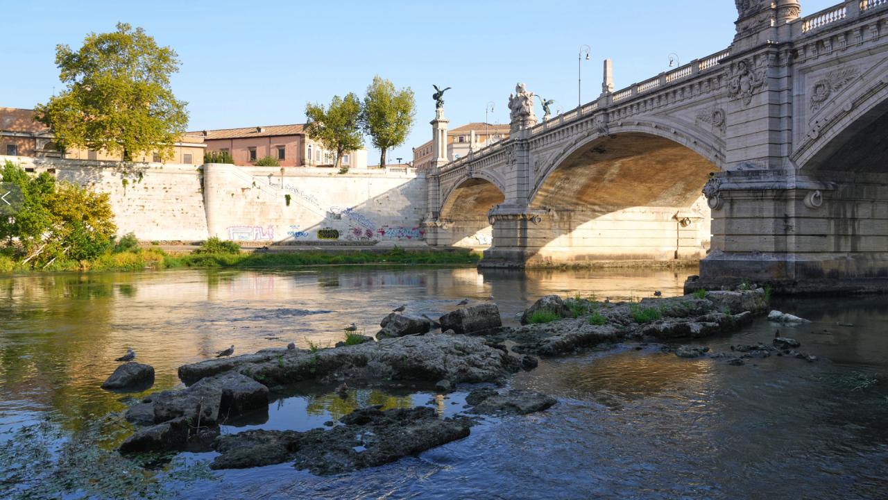 Roma'da kuraklık nedeniyle sular çekildi, 2 bin yıllık tarih gün yüzüne çıktı