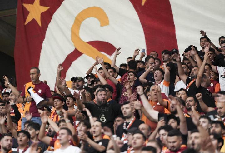 Sezonun ilk maçında sıra dışı olay: Galatasaray tribünleri yönetime istifa çağrısı yaptı