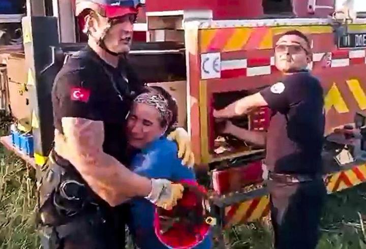 Yürekleri ısıtan görüntüler! İtfaiyeye sarılıp gözyaşı döktü