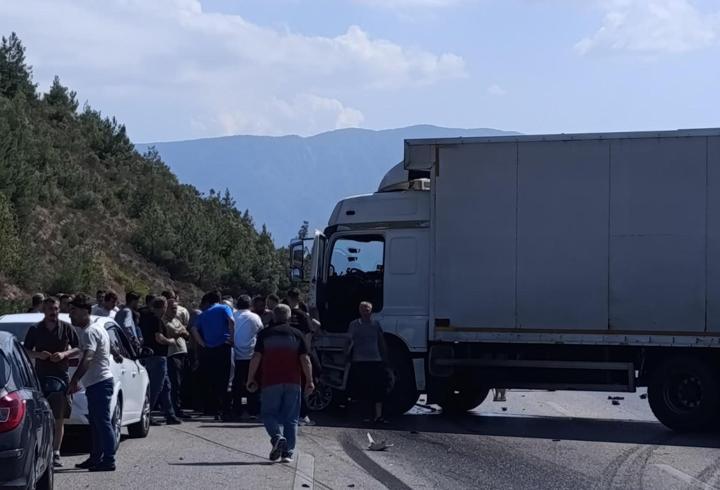 Bursa'da kamyon otomobile arkadan çarptı: 1 ölü, 2 yaralı