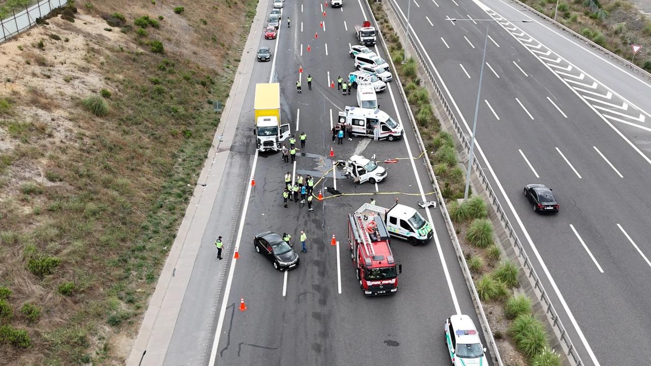 Kuzey Marmara Otoyolu'nda kamyon ile otomobil çarpıştı: 2 ölü, 5 yaralı