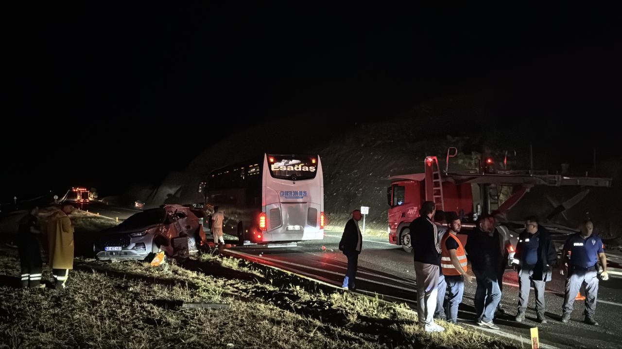 Yolcu otobüsü ile SUV tipi araç çarpıştı: 1'i ağır 7 yaralı
