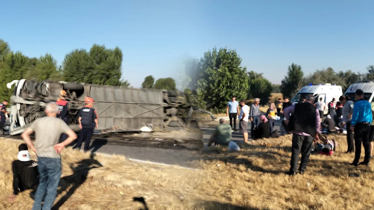 Afyonkarahisar'da korkunç kaza! Yolcu otobüsü devrildi: Yaralılar var!