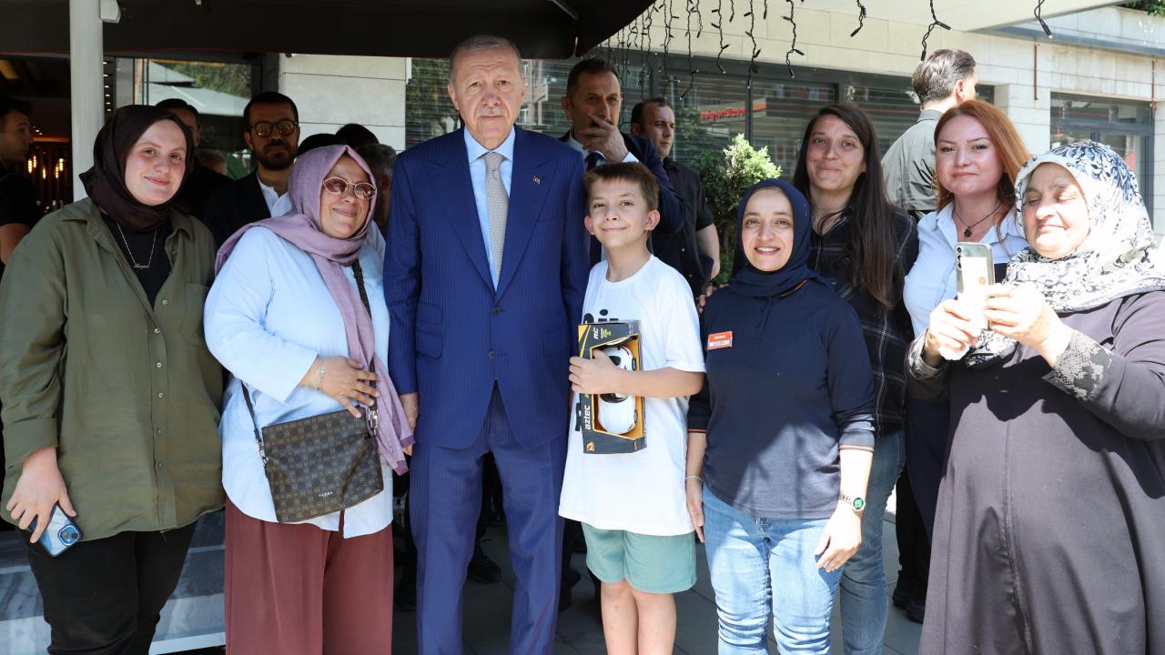 Cumhurbaşkanı Erdoğan, İstanbul'da esnafı ziyaret etti
