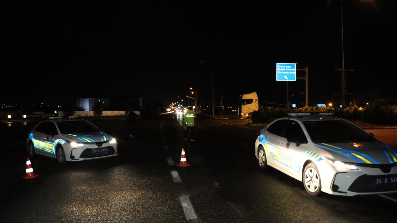 ErzincanSivas kara yolunda heyelan engeli