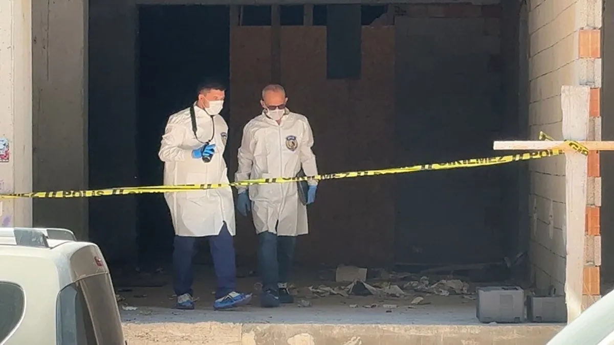 Koku gelen inşaatta erkek cesedi bulundu