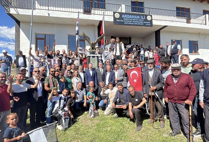 Serdal Adalı, Ardahan’ın Beşiktaş Köyü'nde kartal heykeli açılışına gitti