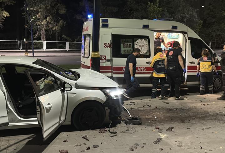 Sivas’ta otomobil aydınlatma direğine çarptı: 3 yaralı