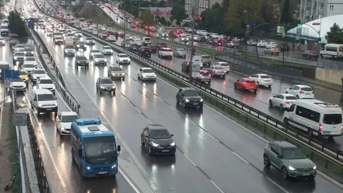 İstanbul'da trafik adım adım! Yoğunluk yüzde 85'e ulaştı