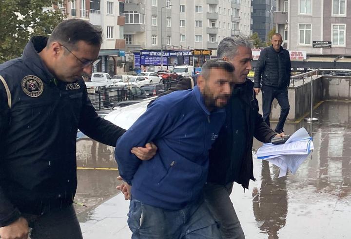 Bayrağı çöpe attı ‘vatan hainleri’ diye paylaşım yaptı