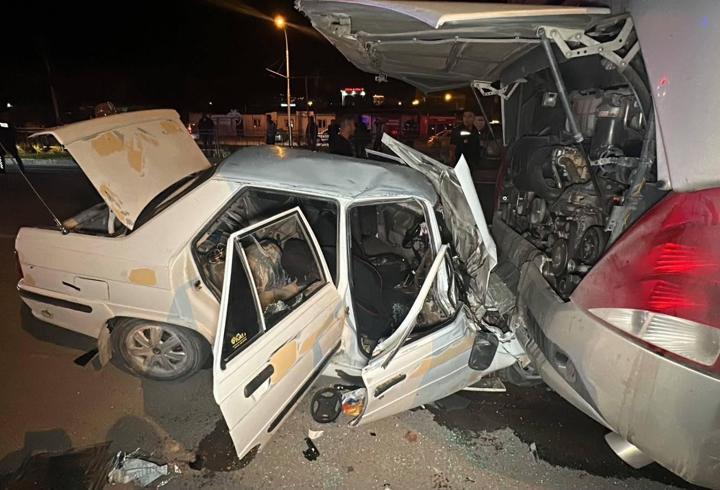 Malatya'da otomobil, yolcu otobüsüne çarptı; 1'i ağır 3 yaralı