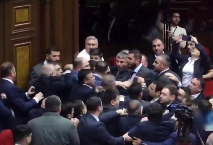 Ermenistan Meclisi’nde yumruklar konuştu