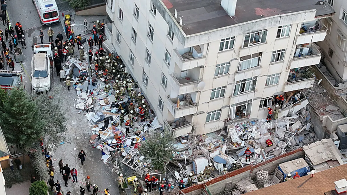 SON DAKİKA... Maltepe'de 7 katlı binanın 3 katı çöktü! Bir kişinin daha cansız bedenine ulaşıldı: Can kaybı 5'e ulaştı