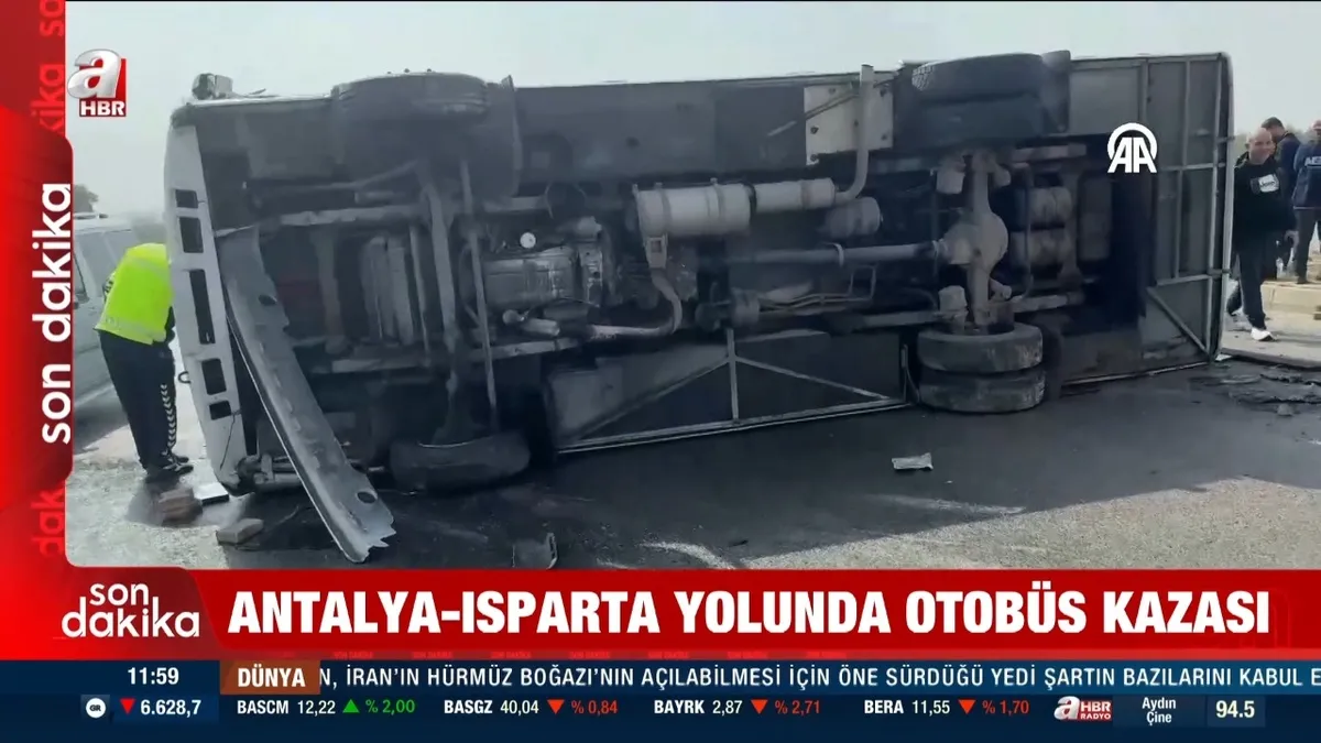 Antalya'da yolcu otobüsü devrildi: 1'i ağır 17 yaralı var