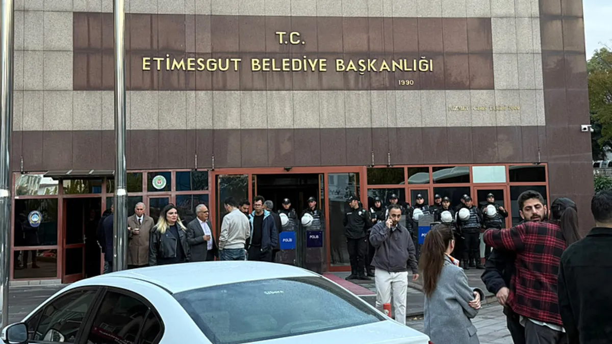 SON DAKİKA… Etimesgut Belediyesi'ne yolsuzluk operasyonunda çarpıcı detaylar! Ruhsat işlemleri için 2 milyon TL istemişler: Erdal Beşikçioğlu’nun koruması…