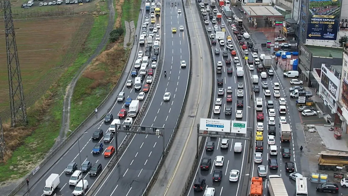 İstanbul’da sağanak trafiği felç etti! Yoğunluk yüzde 90'a dayandı: Araçlar güçlükle ilerliyor