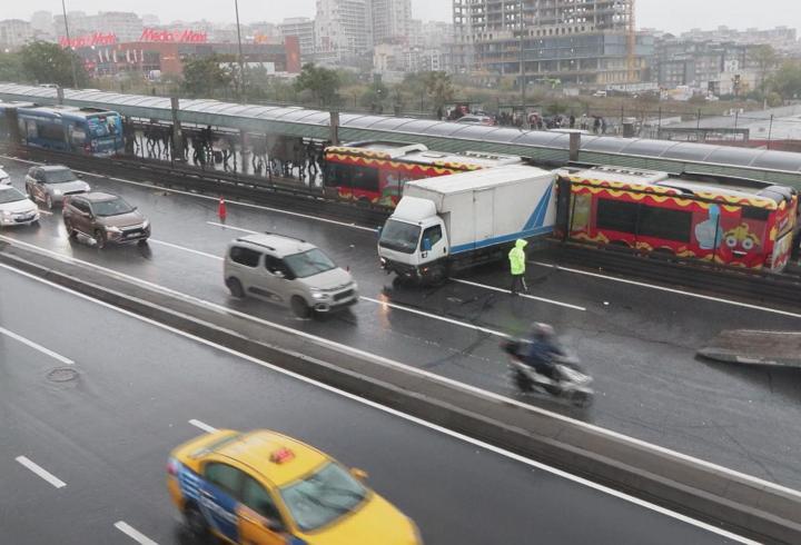 Beylikdüzü'nde kamyonet, metrobüs bariyerine çarptı