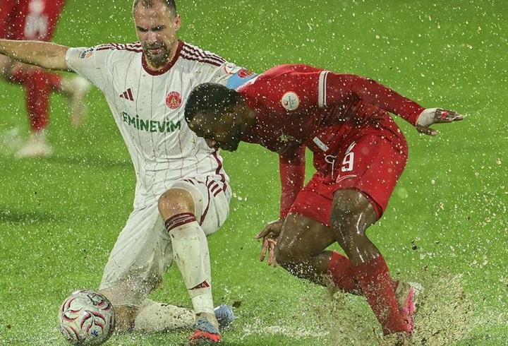 Ümraniyespor Boluspor maçı, yağmur nedeniyle yarıda kaldı