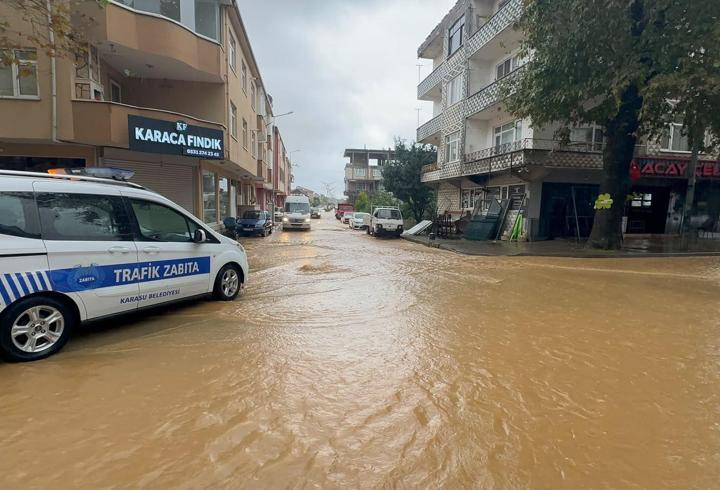 Sakarya’da sağanak; yollar ve sokaklar suyla kaplandı