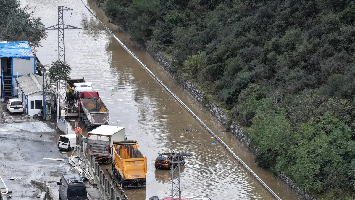 İstanbul'un göbeğinde skandal görüntü: Sel felaketinin ardından ortaya çıktı! Binaların altından