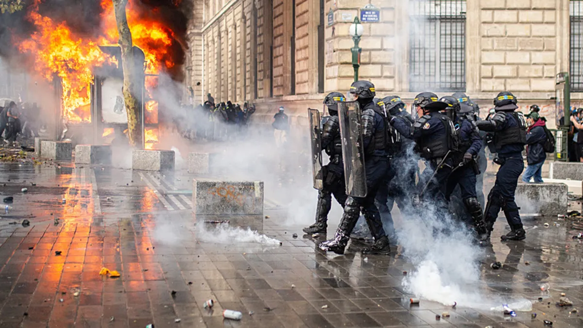 Paris'teki gösterilerde gerginlik tırmanıyor! Polis biber gazı ve şok bombaları kullandı
